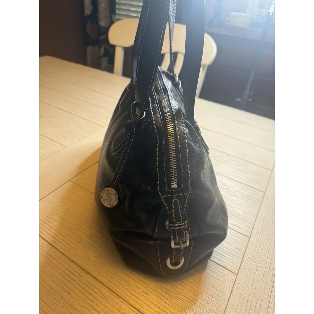 MichaelKors Black Leather Shoulder Bag W/Contrast Stitching,Zip Close. 16